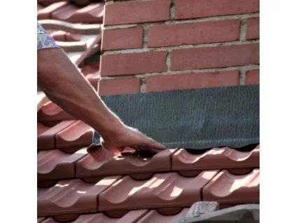 Instalace oplechování komína na střechu s dlaždicemi