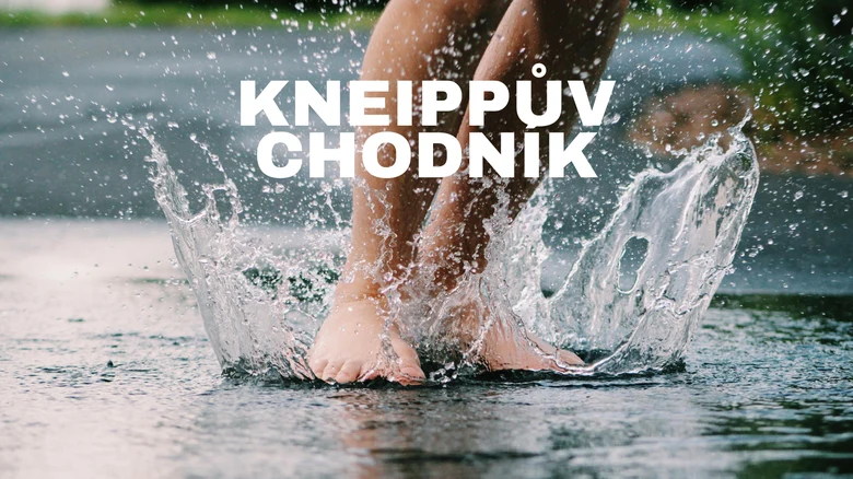 Kneippův chodník - nohy v vodě při koupání.