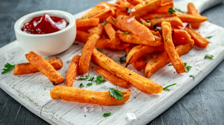Zlaté batáty v horkovzdušné fritéze s kečupem