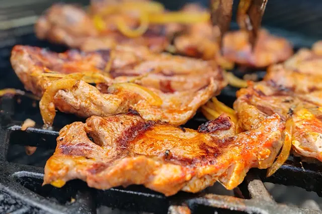 Opečené krkovice na grilu v marinádě se cibulí