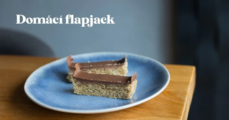 Český domácí bezpečený dezert s čokoládou na talíři