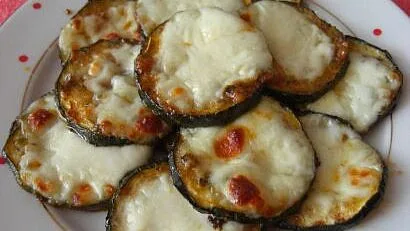 Pečená křupavá cuketa s taveným sýrem na talíři
