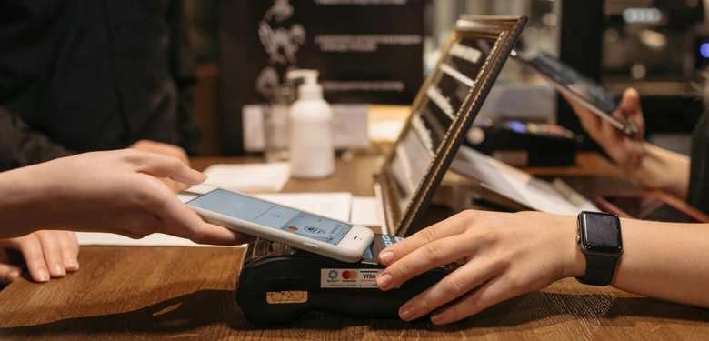 Kontaktní platba mobilním telefonem pomocí technologie NFC.