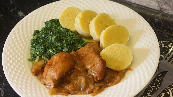 Vepřové plátky na cibuli v troubě s knedlíky a zeleninou