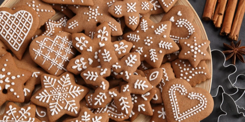 Vánoční cukroví s bílým potahem na talíři