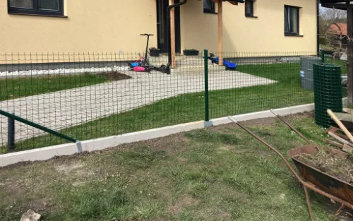 Nízký plot proti psům v zahradě u domu