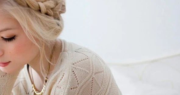 Žena s velmi světlými blond vlasy ve vlasové účesu