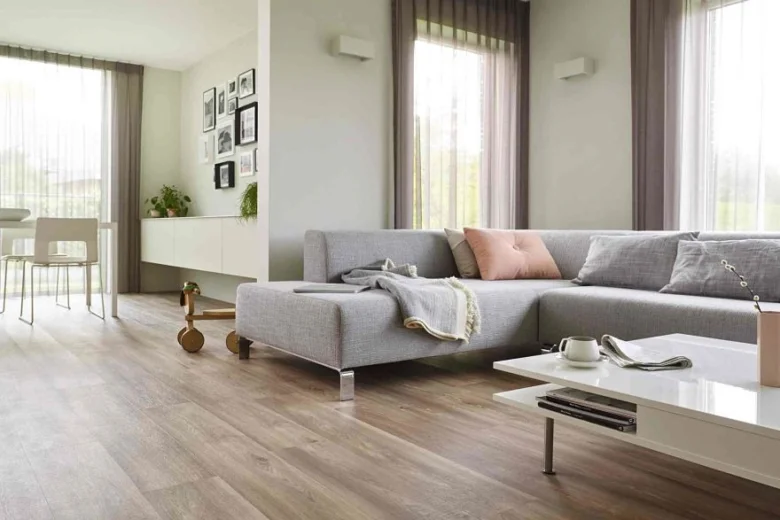 Obývací pokoj s vinylovou podlahou imitující dřevo