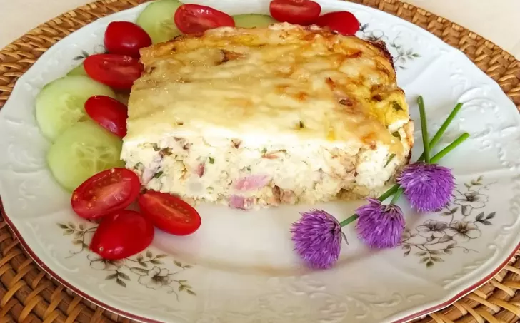 Květákový nákyp s rajčaty a okurkou na talíři