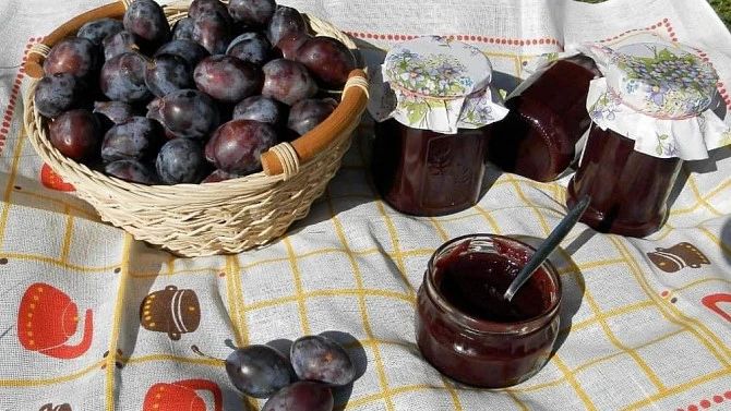 Košík švestek a lahvičky domácího švestkového džemu