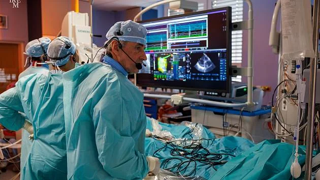 Lékaři provádějí kardiovaskulární zákrok s monitorováním srdeční aktivity