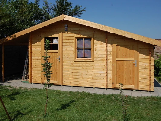 Dřevěný zahradní domek s střechou a okny