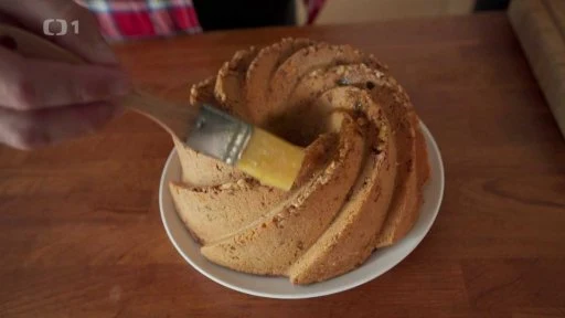 Ruční maštění glazurou na tvarovaném koláči.