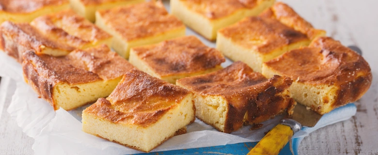 Svěží citronová babeta nakrájená na kostky
