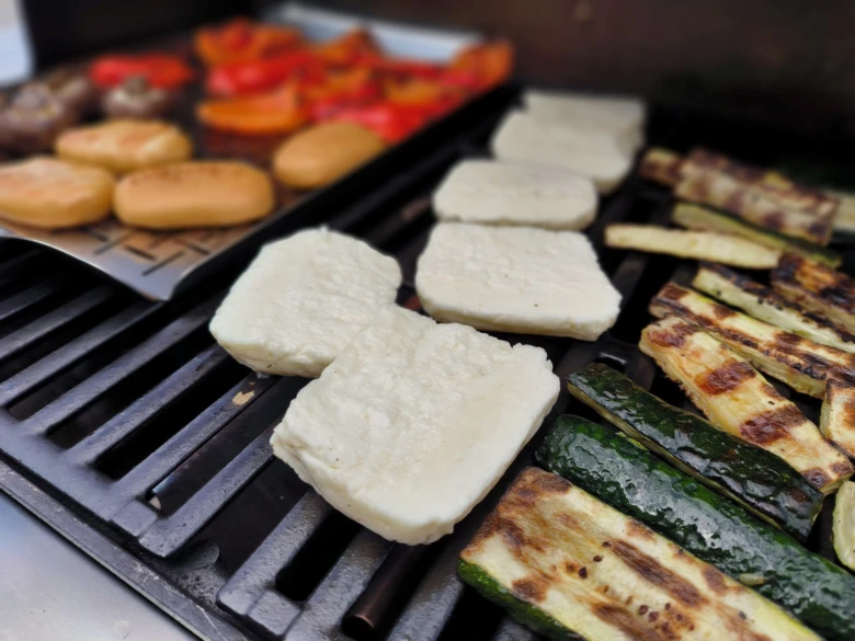 Grilované sýr halloumi se zeleninou na grilu.
