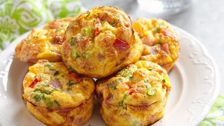 Vaječné muffiny s šunkou a zeleninou na talíři