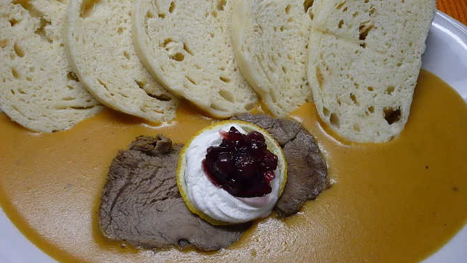 Svíčková with bread and cream cheese