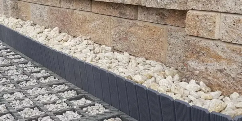Opěrná zeď z kamene s štěrkem a plastovým lemováním