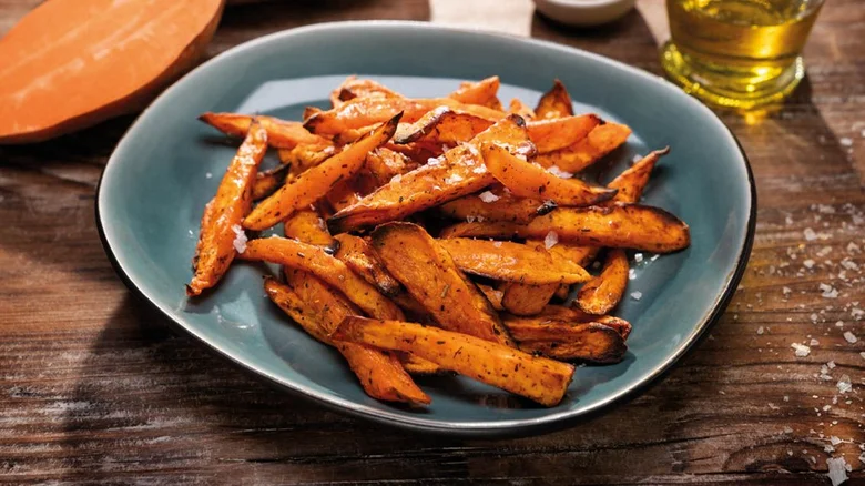 Zlaté batáty v horkovzdušné fritéze s solí.