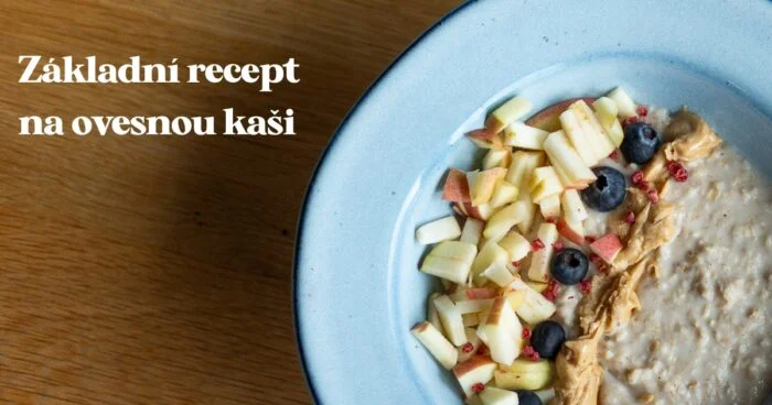 Připravená vločková kaše s ovocem a arašídovým máslem