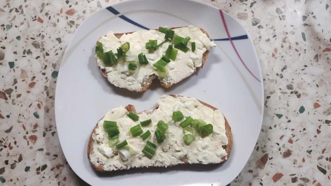 Pomazánka z lučiny s cibulí na chlebíčcích