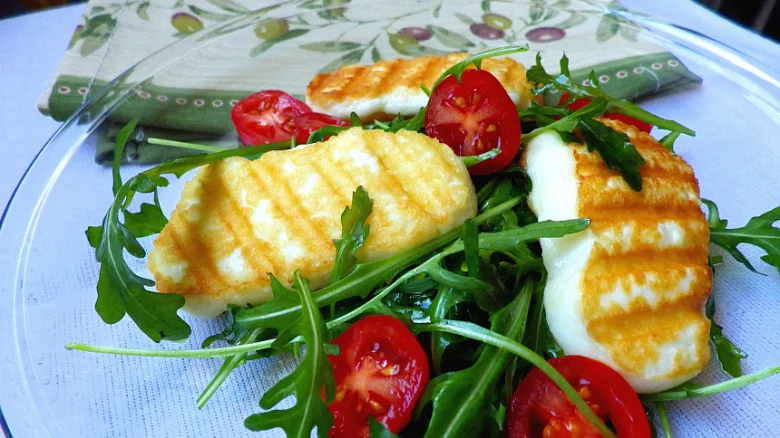 Grilovaný sýr halloumi na salátu se špenátem.