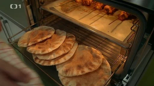 Připravené pitové chleby a kebab v troubě se pečou.