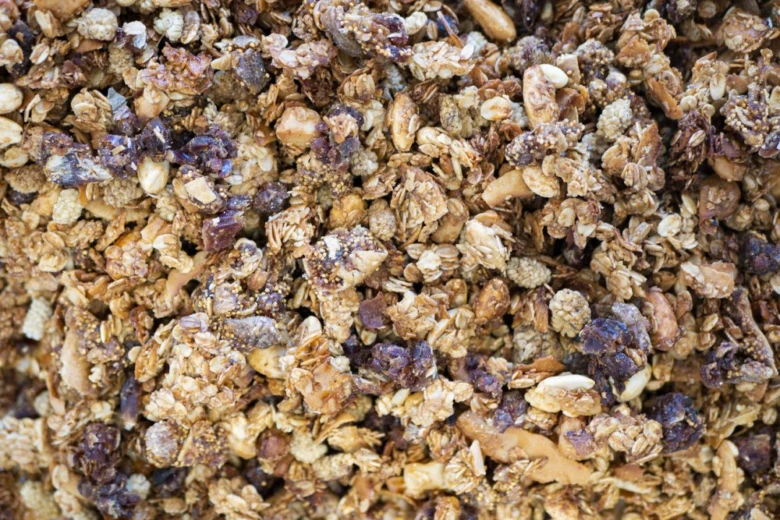 Granola s ovesnými vločkami, ořechy a sušeným ovocem