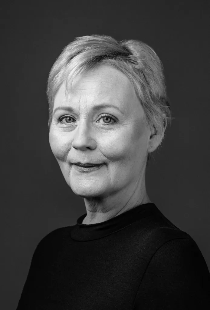Portrétní fotografie Lucie Juřičkové v černobílém provedení.