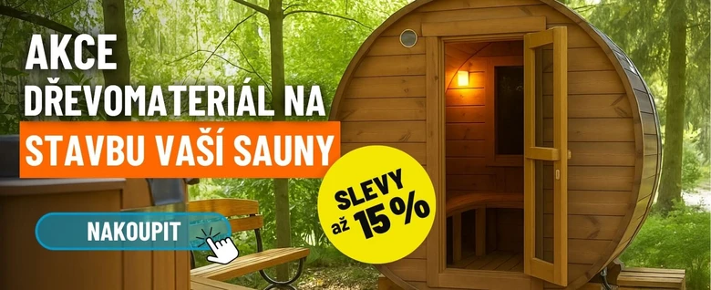 Dřevěná sauna v lese s otevřenými dveřmi