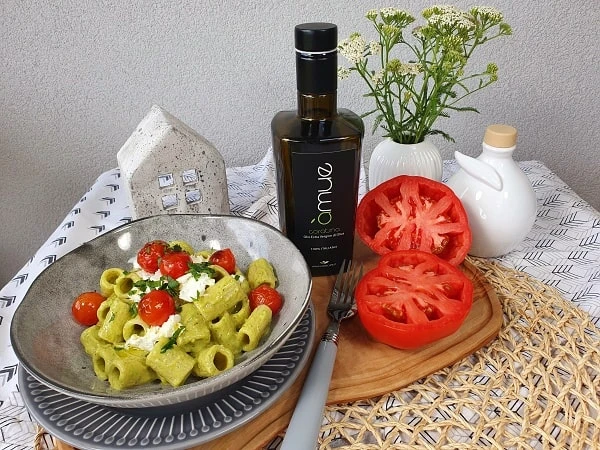 Pesto těstoviny s rajčaty a olivovým olejem