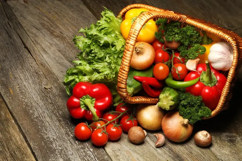 Čerstvá zelenina v košíku pro protikvasinkovou dietu