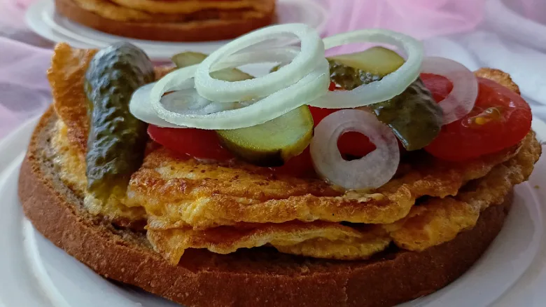 Tradiční komunistická smaženka s vejcem na tmavém chlebu.