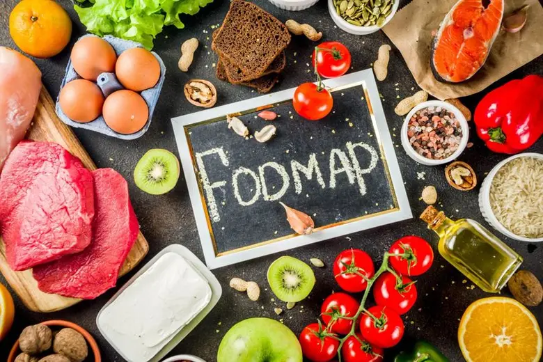 Různé potraviny vhodné pro dietu FODMAP s tabulkou.