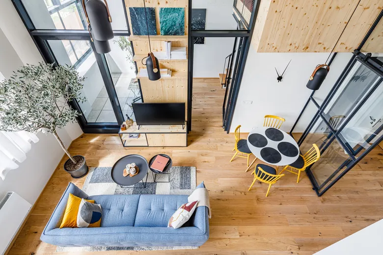 Moderní loftový byt s otevřeným plánem a industriálním designem.