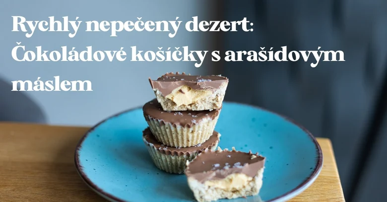 Čokoládové košíčky s arašídovým máslem na modrém talíři.