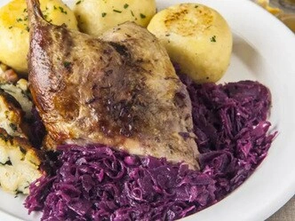 Připravené sterilované zelí s pečeným kachním masem a bramborami.