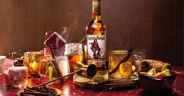 Džbánek s rumem, citrony a kořením pro domácí grog.