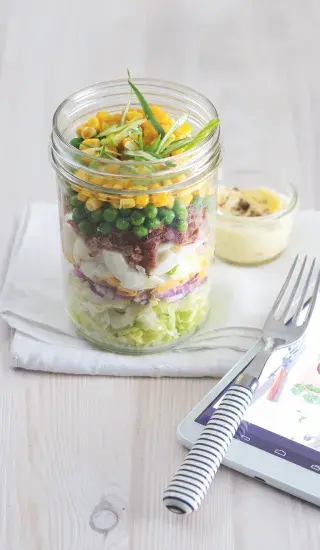 Vrstvený salát v skleněném sáčku připravený jako recept.
