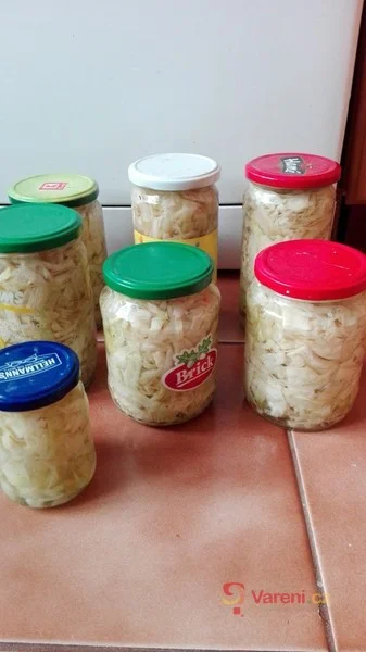 Sklenice sterilovaného zelí s červenými a zelenými víčky