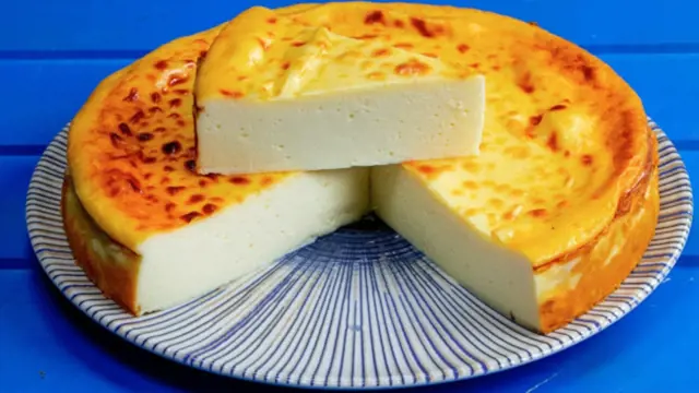 Cheesecake slice with whole cake