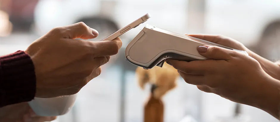 Kontaktová platba pomocí telefonu přes NFC terminál.