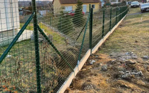 Nízký plot proti psům zelené sítě a sloupků