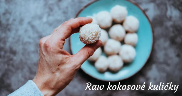 České zdravé kokosové kuličky na modrém talíři