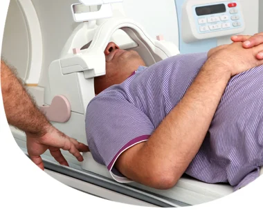 Muž na tomografu při vyšetření pro podezření rakoviny.