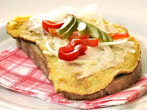 Smaženka s vejcem, cibulí a okurkou na toastu.
