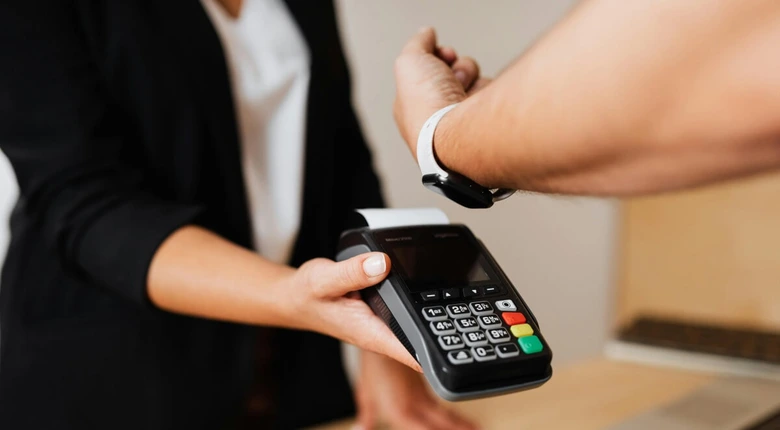 NFC platba mobilním telefonem na terminálu