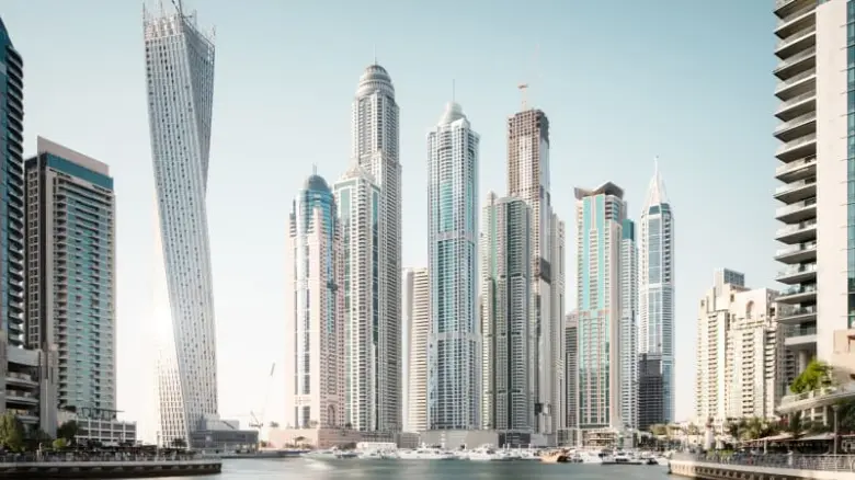 Panoramatický pohled na mrakodrapy v Dubaji u pobřeží