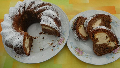 Moučník z bílého jogurtu s pudinkovým náplní, posypaný cukrem