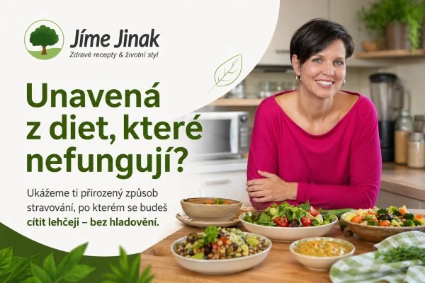 Žena s saláty v kuchyni, zdravé recepty na hubnutí.
